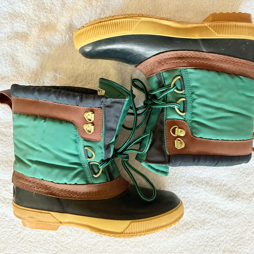 Donner Mountain stylish cozy green & brown winter boots - SIZE 7